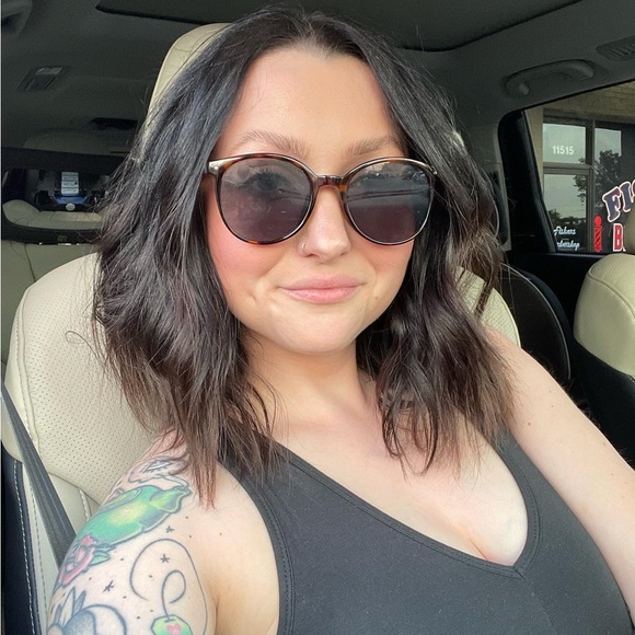 Meet your Posher, Olivia - Picture 1 of 1